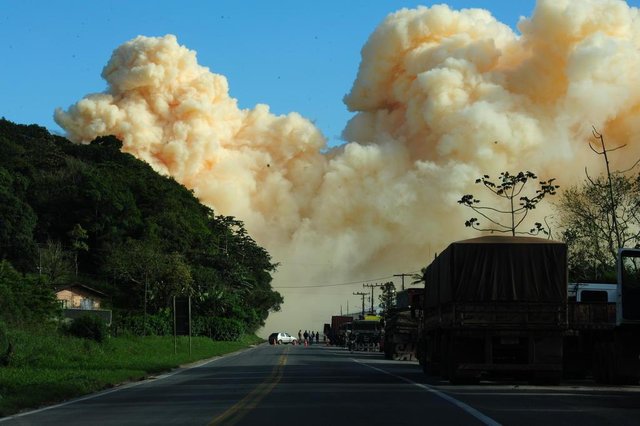 SÃO FRANCISCO DO SUL, 19-09-2014: Especial incêndio químico. (Foto: Salmo Duarte/ Agência RBS) SÃO FRANCISCO DO SUL, 19-09-2014: Especial incêndio químico. (Foto: Salmo Duarte/ Agência RBS)