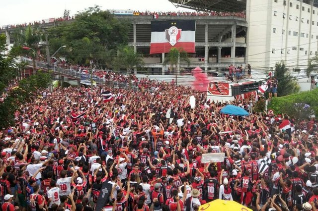 torcida tricolor entra na arena para a final do catarinense contra o figueirense torcida tricolor entra na arena para a final do catarinense contra o figueirense