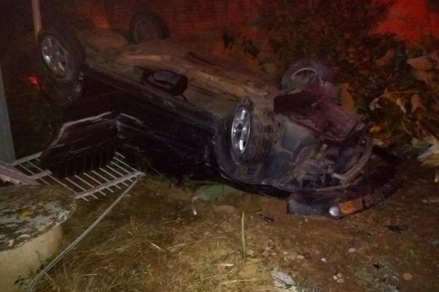 Carro capotado em blumenau Carro capotado em blumenau