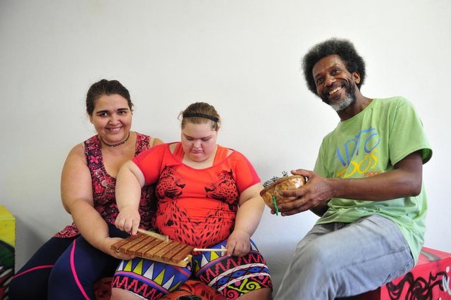 JOINVILLE,SC,BRASIL,22-02-2018.Centro de transformação arte para todos.Keli, Jenifer Padilha com o professor Robson Benta.(Foto:Salmo Duarte/A Notícia) JOINVILLE,SC,BRASIL,22-02-2018.Centro de transformação arte para todos.Keli, Jenifer Padilha com o professor Robson Benta.(Foto:Salmo Duarte/A Notícia)