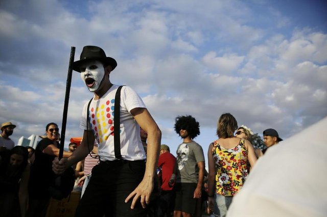 PORTO ALEGRE, RS, BRASIL, 25-02-2018. Carnaval de Rua de Porto Alegre. O bloco Filhos de Cumpadi Washington e os foliões se reuniram na Orla do Guaíba. Teve muito axe e pagode dos anos 90. Na foto: Miller Freitas. (FOTO: ANDERSON FETTER/AGÊNCIA RBS) PORTO ALEGRE, RS, BRASIL, 25-02-2018. Carnaval de Rua de Porto Alegre. O bloco Filhos de Cumpadi Washington e os foliões se reuniram na Orla do Guaíba. Teve muito axe e pagode dos anos 90. Na foto: Miller Freitas. (FOTO: ANDERSON FETTER/AGÊNCIA RBS)