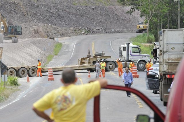 Blumenau - SC - Brasil- 12122017 - Bloqueio na BR-470 KM 41 e 42 para detonação de rochas. Blumenau - SC - Brasil- 12122017 - Bloqueio na BR-470 KM 41 e 42 para detonação de rochas.