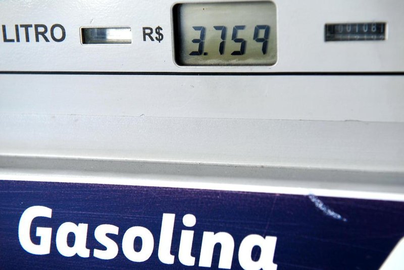  CAXIAS DO SUL, RS, BRASIL, 23/02/2018. Preço nas bombas de gasolina no posto SIM, do bairro Santa Lúcia, chega a 3,759 por litro. (Diogo Sallaberry/Agência RBS)