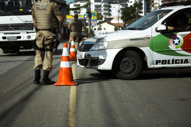 FLORIANÓPOLIS, SC, BRASIL, 27-02-2018 - Operação da Polícia Civil na comunidade do Caju, no Monte Verde, leva à prisão o principal líder do tráfico da região. A polícia militar deu o apoio permanecendo nas entradas do bairro. FLORIANÓPOLIS, SC, BRASIL, 27-02-2018 - Operação da Polícia Civil na comunidade do Caju, no Monte Verde, leva à prisão o principal líder do tráfico da região. A polícia militar deu o apoio permanecendo nas entradas do bairro.