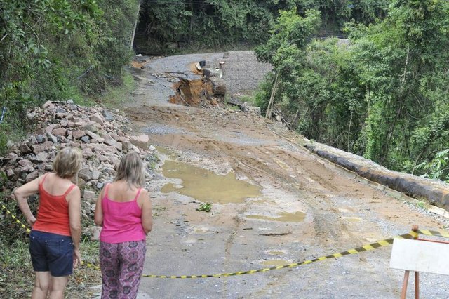 Limpeza na Rua São José no bairro Santana, em Rio do Sul Limpeza na Rua São José no bairro Santana, em Rio do Sul
