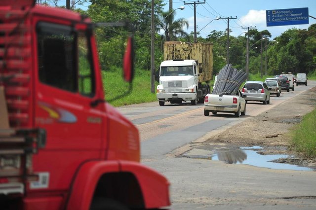 JOINVILLE,SC,BRASIL,27-02-2018. Rodovia A 101A mais conhecida como eixo industrial ou rua Hans Dieter Schmidt,espera por obras.Acostamento da rodovia está em pessimas condições.(Foto:Salmo Duarte/A Notícia) JOINVILLE,SC,BRASIL,27-02-2018. Rodovia A 101A mais conhecida como eixo industrial ou rua Hans Dieter Schmidt,espera por obras.Acostamento da rodovia está em pessimas condições.(Foto:Salmo Duarte/A Notícia)