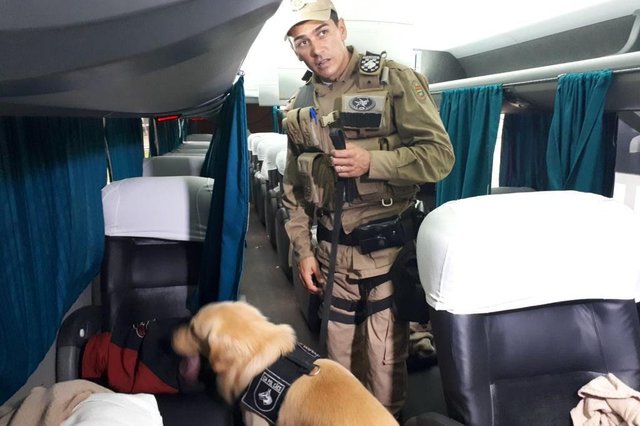 Operaçãoem ônibus na rodoviária de florianópolis, barreiras pela polícia militar Operaçãoem ônibus na rodoviária de florianópolis, barreiras pela polícia militar