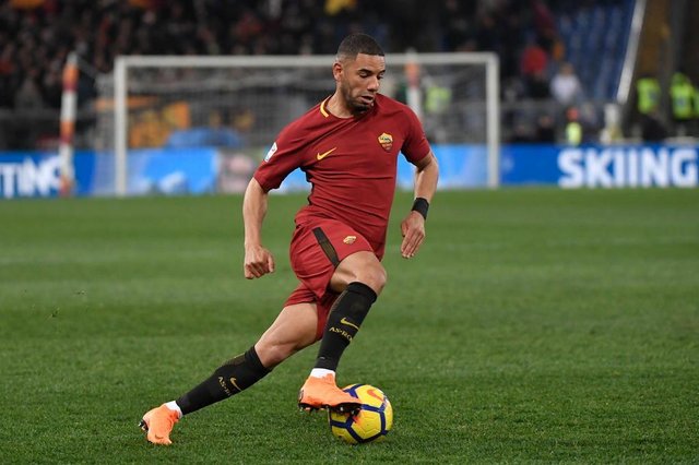 Romas Brazilian defender Bruno Peres controls the ball during the Italian Serie A football match Roma versus Milan at the Olympic Stadium in Rome. / AFP PHOTO / Andreas SOLARO Romas Brazilian defender Bruno Peres controls the ball during the Italian Serie A football match Roma versus Milan at the Olympic Stadium in Rome. / AFP PHOTO / Andreas SOLARO