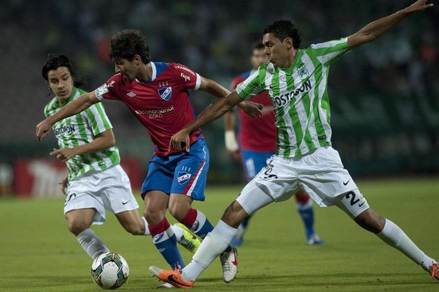 Colombian Atletico Nacionals player Sherman Cardenas (L) and Daniel Bocanegra (R) vies for the ball with Uruguayan Nacionals player Maximiliano Calzada (C) during their Libertadores Cup football match at the Atanasio Girardot stadium on March 11, 2014, in Medellin, Antioquia department, Colombia. AFP PHOTO/Raul ARBOLEDA Colombian Atletico Nacionals player Sherman Cardenas (L) and Daniel Bocanegra (R) vies for the ball with Uruguayan Nacionals player Maximiliano Calzada (C) during their Libertadores Cup football match at the Atanasio Girardot stadium on March 11, 2014, in Medellin, Antioquia department, Colombia. AFP PHOTO/Raul ARBOLEDA