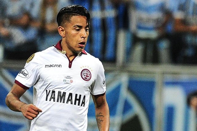 PORTO ALEGRE, RS, BRASIL, 22/11/2017 - Grêmio enfrenta argentino Lanús, na priemeira partida da final da Libertadores 2017, na Arena. No lance, Ramiro e Lucas Barrios. (FOTOGRAFO: FELIX ZUCCO / AGENCIA RBS) PORTO ALEGRE, RS, BRASIL, 22/11/2017 - Grêmio enfrenta argentino Lanús, na priemeira partida da final da Libertadores 2017, na Arena. No lance, Ramiro e Lucas Barrios. (FOTOGRAFO: FELIX ZUCCO / AGENCIA RBS)