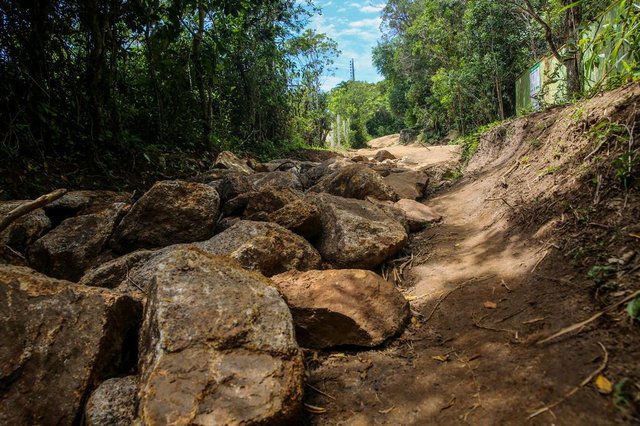 Obras na trilha do Gravatá chamam a atenção da comunidade e turistas que passam pela região. Tandau Empreendimentos Turísticos é resposável pela movimentação de máquinas e operários no local. Tapumes foram colocados recentemente no entorno da obra. (FOTO: TIAGO GHIZONI/DIÁRIO CATARINENSE - FLORIANÓPOLIS, SANTA CATARINA, BRASIL - 28/02/2018) Obras na trilha do Gravatá chamam a atenção da comunidade e turistas que passam pela região. Tandau Empreendimentos Turísticos é resposável pela movimentação de máquinas e operários no local. Tapumes foram colocados recentemente no entorno da obra. (FOTO: TIAGO GHIZONI/DIÁRIO CATARINENSE - FLORIANÓPOLIS, SANTA CATARINA, BRASIL - 28/02/2018)