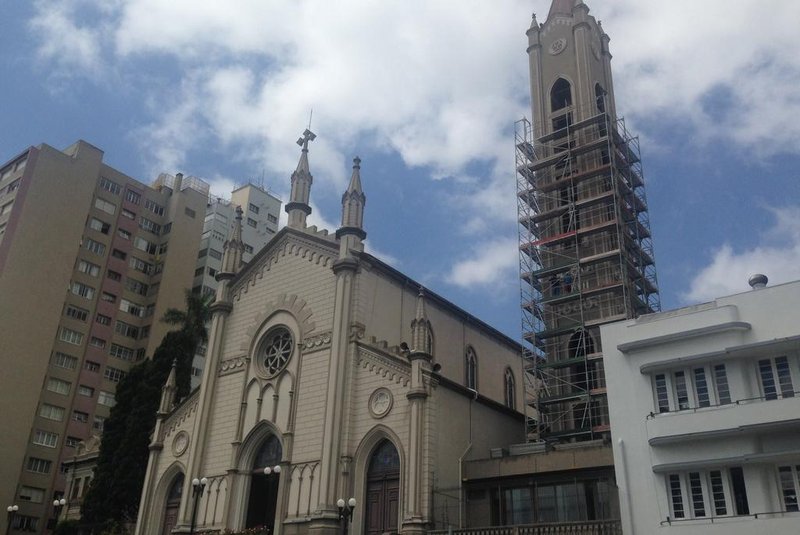 Catedral Diocesana de Caxias do Sul e campanário recebem nova pintura após 10 anos.