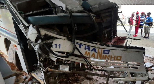 Um ônibus com cerca de 20 trabalhadores haitianos bateu contra uma residência em Navegantes, no Litoral Norte de SC. Segundo o Corpo de Bombeiros Voluntários, pelo menos quatro pessoas ficaram feridas, entre elas o motorista de 56 anos. Um ônibus com cerca de 20 trabalhadores haitianos bateu contra uma residência em Navegantes, no Litoral Norte de SC. Segundo o Corpo de Bombeiros Voluntários, pelo menos quatro pessoas ficaram feridas, entre elas o motorista de 56 anos.