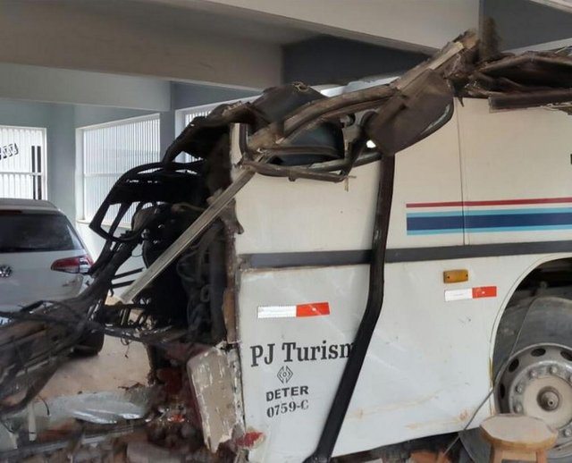 Um ônibus com cerca de 20 trabalhadores haitianos bateu contra uma residência em Navegantes, no Litoral Norte de SC. Segundo o Corpo de Bombeiros Voluntários, pelo menos quatro pessoas ficaram feridas, entre elas o motorista de 56 anos. Um ônibus com cerca de 20 trabalhadores haitianos bateu contra uma residência em Navegantes, no Litoral Norte de SC. Segundo o Corpo de Bombeiros Voluntários, pelo menos quatro pessoas ficaram feridas, entre elas o motorista de 56 anos.