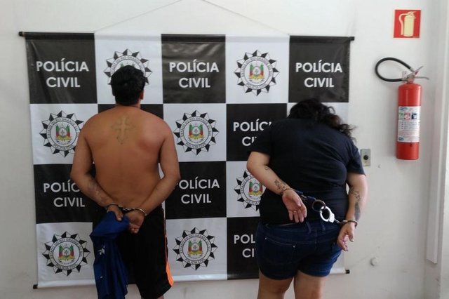 A Polícia Civil de Farroupilha destamantelou um ponto de tráfico de drogas e apreendeu uma pistola calibre .380. Na residência, foram encontradas 58 buchas de maconha, 129 petecas de crack e 25 porções de cocaína, além de uma sacola plástica com mais 400 gramas de maconha. A ação foi resultado de uma investigação de dois meses. A Polícia Civil de Farroupilha destamantelou um ponto de tráfico de drogas e apreendeu uma pistola calibre .380. Na residência, foram encontradas 58 buchas de maconha, 129 petecas de crack e 25 porções de cocaína, além de uma sacola plástica com mais 400 gramas de maconha. A ação foi resultado de uma investigação de dois meses.