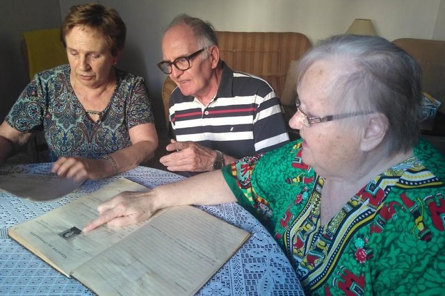 Os irmãos Zilmar Renato Santini e Therezinha Lourdes Santini Meneghetti, filhos de Faustino Ulderico Santini e Silla mariani santini, fundadores da antiga Mercearia Caxiense, em 1952. À direita, dona Ruth Santini, esposa de Zilmar. Os irmãos Zilmar Renato Santini e Therezinha Lourdes Santini Meneghetti, filhos de Faustino Ulderico Santini e Silla mariani santini, fundadores da antiga Mercearia Caxiense, em 1952. À direita, dona Ruth Santini, esposa de Zilmar.