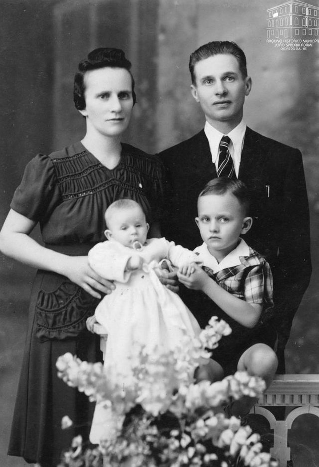 Família de Silla Mariani Santi e Faustino Ulderico Santini, proprietários da lendária Mercearia caxiense, nos anos 1950. Casal aparece com os filhos Zilmar Renato Santini, com cinco anos, e Therezinha Lourdes Santini, com seis meses, em 1942 Família de Silla Mariani Santi e Faustino Ulderico Santini, proprietários da lendária Mercearia caxiense, nos anos 1950. Casal aparece com os filhos Zilmar Renato Santini, com cinco anos, e Therezinha Lourdes Santini, com seis meses, em 1942