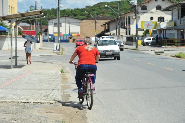 JOINVILLE,SC,BRASIL,05-03-2018.Implatação de ciclofaixa em Joinville.Rua Adolfo da Veiga,bairro Escolinha.(Foto:Salmo Duarte/A Notícia) JOINVILLE,SC,BRASIL,05-03-2018.Implatação de ciclofaixa em Joinville.Rua Adolfo da Veiga,bairro Escolinha.(Foto:Salmo Duarte/A Notícia)