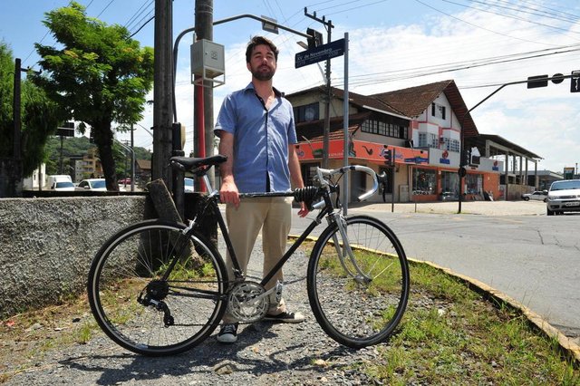 JOINVILLE,SC,BRASIL,05-03-2018.Implatação de ciclofaixa em Joinville.Rua Marquês de Olinda,Felipe Giessel,ciclista.(Foto:Salmo Duarte/A Notícia) JOINVILLE,SC,BRASIL,05-03-2018.Implatação de ciclofaixa em Joinville.Rua Marquês de Olinda,Felipe Giessel,ciclista.(Foto:Salmo Duarte/A Notícia)
