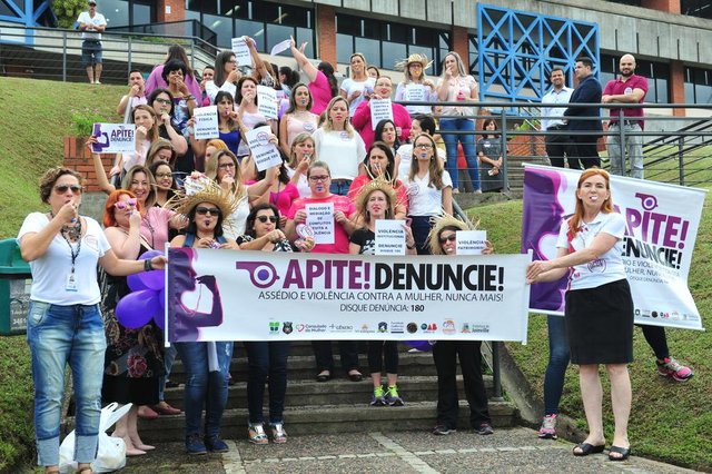 JOINVILLE,SC,BRASIL,08-03-2018.Dia Internacional da mulher.Apitaço marca o dia da mulhe em Joinville.(Foto:Salmo Duarte/A Notícia) JOINVILLE,SC,BRASIL,08-03-2018.Dia Internacional da mulher.Apitaço marca o dia da mulhe em Joinville.(Foto:Salmo Duarte/A Notícia)
