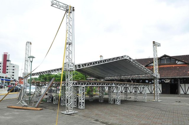 JOINVILLE,SC,BRASIL,08-03-2018.Palco está sendo montado para shows da radio Globo em comemoração do aniversário de 167 anos de Joinville.(Foto:Salmo Duarte/A Notícia) JOINVILLE,SC,BRASIL,08-03-2018.Palco está sendo montado para shows da radio Globo em comemoração do aniversário de 167 anos de Joinville.(Foto:Salmo Duarte/A Notícia)