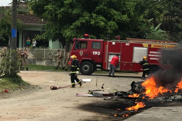 Três pessoas morrem após queda de helicóptero em JoinvilleAcidente aconteceu por volta das 15h45 na zona Sul. Uma quarta vítima foi resgatada com vida Três pessoas morrem após queda de helicóptero em JoinvilleAcidente aconteceu por volta das 15h45 na zona Sul. Uma quarta vítima foi resgatada com vida