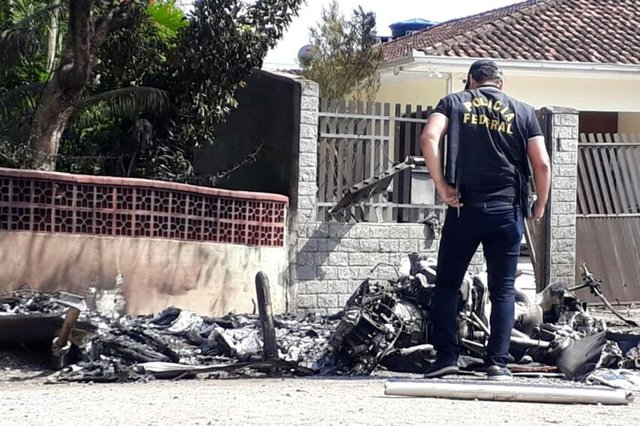 A queda de um helicóptero em Joinville, com a morte de três pessoas, mobilizou os moradores da região e repercutiu por todo o Brasil. Não é surpresa, portanto, que várias informações desencontradas estejam sendo divulgadas nas redes sociais enquanto a Polícia Federal está investigando o caso. Veja abaixo o que já se sabe sobre o sequestro da aeronave em Santa Catarina. A queda de um helicóptero em Joinville, com a morte de três pessoas, mobilizou os moradores da região e repercutiu por todo o Brasil. Não é surpresa, portanto, que várias informações desencontradas estejam sendo divulgadas nas redes sociais enquanto a Polícia Federal está investigando o caso. Veja abaixo o que já se sabe sobre o sequestro da aeronave em Santa Catarina.