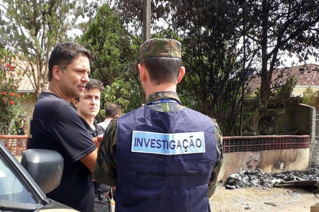 A queda de um helicóptero em Joinville, com a morte de três pessoas, mobilizou os moradores da região e repercutiu por todo o Brasil. Não é surpresa, portanto, que várias informações desencontradas estejam sendo divulgadas nas redes sociais enquanto a Polícia Federal está investigando o caso. Veja abaixo o que já se sabe sobre o sequestro da aeronave em Santa Catarina. A queda de um helicóptero em Joinville, com a morte de três pessoas, mobilizou os moradores da região e repercutiu por todo o Brasil. Não é surpresa, portanto, que várias informações desencontradas estejam sendo divulgadas nas redes sociais enquanto a Polícia Federal está investigando o caso. Veja abaixo o que já se sabe sobre o sequestro da aeronave em Santa Catarina.