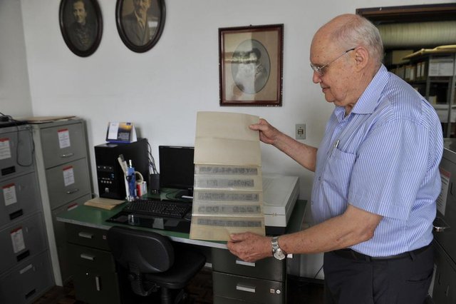 Blumenau - SC - Brasil - 08032018 - Werner Reimer voluntario na identificação de fotos do arquivo histórico de Blumenau Blumenau - SC - Brasil - 08032018 - Werner Reimer voluntario na identificação de fotos do arquivo histórico de Blumenau