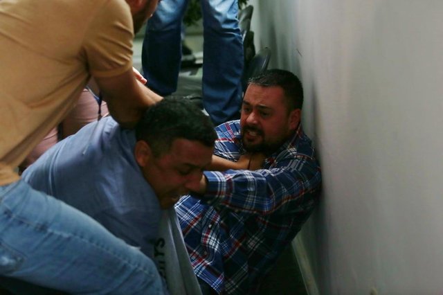 PORTO ALEGRE, RS, BRASIL, 09-03-2018. Comtu faz reunião na manhã desta sexta-feira, na sede da EPTC, para votar o aumento da passagem de ônibus. Briga entre representante do Sindicato dos rodoviários e Representantes da União Municipal dos Estudantes. PORTO ALEGRE, RS, BRASIL, 09-03-2018. Comtu faz reunião na manhã desta sexta-feira, na sede da EPTC, para votar o aumento da passagem de ônibus. Briga entre representante do Sindicato dos rodoviários e Representantes da União Municipal dos Estudantes.