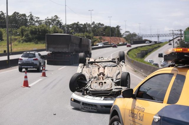 Um capotamento no km 197 da BR-101, no município de Biguaçu, causa interdição parcial da BR-101 no sentido Norte no início da tarde deste sábado. Um capotamento no km 197 da BR-101, no município de Biguaçu, causa interdição parcial da BR-101 no sentido Norte no início da tarde deste sábado.