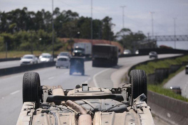 Um capotamento no km 197 da BR-101, no município de Biguaçu, causa interdição parcial da BR-101 no sentido Norte no início da tarde deste sábado Um capotamento no km 197 da BR-101, no município de Biguaçu, causa interdição parcial da BR-101 no sentido Norte no início da tarde deste sábado
