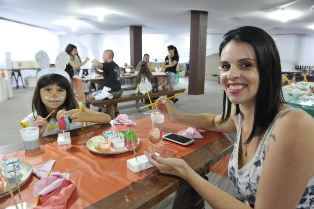 Blumenau - SC - Brasil - 09032018 - Osterdorf em Blumenau e Osterfest em Pomerode eventos de Páscoa na região. Leide Lemes com a filha Vitória. Blumenau - SC - Brasil - 09032018 - Osterdorf em Blumenau e Osterfest em Pomerode eventos de Páscoa na região. Leide Lemes com a filha Vitória.
