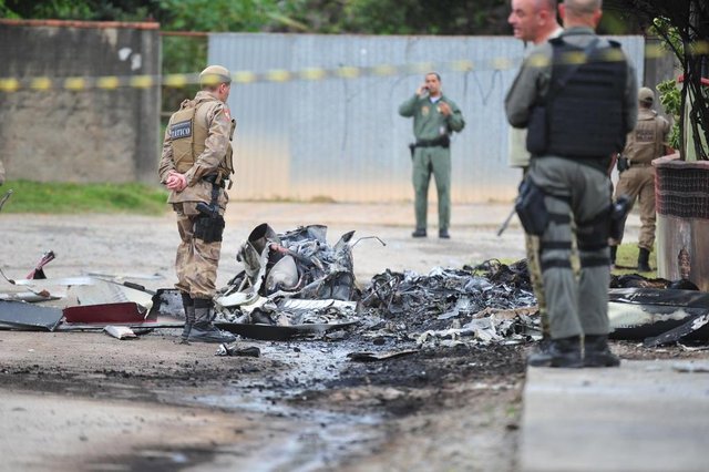 JOINVILLE,SC,BRASIL,08-03-2018.Queda de helicoptero deixa três óbitos em Joinville,fata aconteceu na Servidão Adenilda Roeder,bairro Paranaguamirim (zona Sul).(Foto:Salmo Duarte/A Notícia) JOINVILLE,SC,BRASIL,08-03-2018.Queda de helicoptero deixa três óbitos em Joinville,fata aconteceu na Servidão Adenilda Roeder,bairro Paranaguamirim (zona Sul).(Foto:Salmo Duarte/A Notícia)