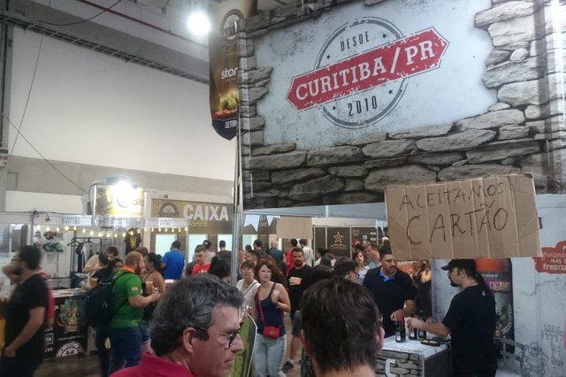 Festival da Cerveja, pane no sistema de pagamento e cervejarias usando máquinas de cartão Festival da Cerveja, pane no sistema de pagamento e cervejarias usando máquinas de cartão