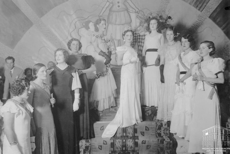 Coroação de Odila Zatti (ao centro) como rainha da Festa da Uva de 1934. Evento ocorreu no Clube Juvenil em 24 de fevereiro de 1934. Odila teve como aias Ivone Paganelli, Carmem Hipólito e Ilka Falcão Fontoura, e como princesas Alda Gomes, Julieta Dal Prá e Zaíra Pante.