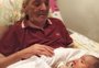 FOTO: Lúcio Mauro, aos 90 anos, conhece a neta de um mês
