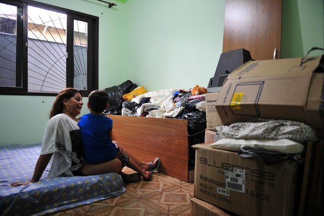 JOINVILLE,SC,BRASIL,08-03-2018.Moradores do bairro Vila Nova que tiveram suas casas tomadas pelas águas do mês de Janeiro ainda esperam pela liberação do FGTS.Gisele de Andrade.(Foto:Salmo Duarte/A Notícia) JOINVILLE,SC,BRASIL,08-03-2018.Moradores do bairro Vila Nova que tiveram suas casas tomadas pelas águas do mês de Janeiro ainda esperam pela liberação do FGTS.Gisele de Andrade.(Foto:Salmo Duarte/A Notícia)