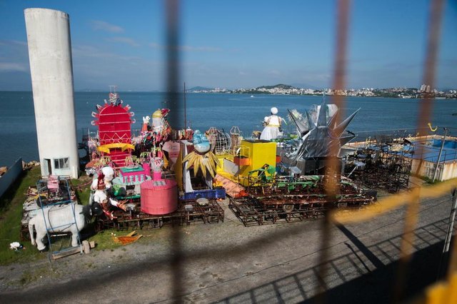 FLORIANÓPOLIS, SC, BRASIL, 13/03/2018: Carros alegóricos abandonados ao lado da Passarela Nego Quirido. (Foto: CRISTIANO ESTRELA / DIÁRIO CATARINENSE) FLORIANÓPOLIS, SC, BRASIL, 13/03/2018: Carros alegóricos abandonados ao lado da Passarela Nego Quirido. (Foto: CRISTIANO ESTRELA / DIÁRIO CATARINENSE)