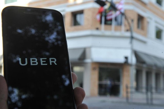 Projeto de Lei regulamenta transporte privado através de aplicativos de celular Projeto de Lei regulamenta transporte privado através de aplicativos de celular