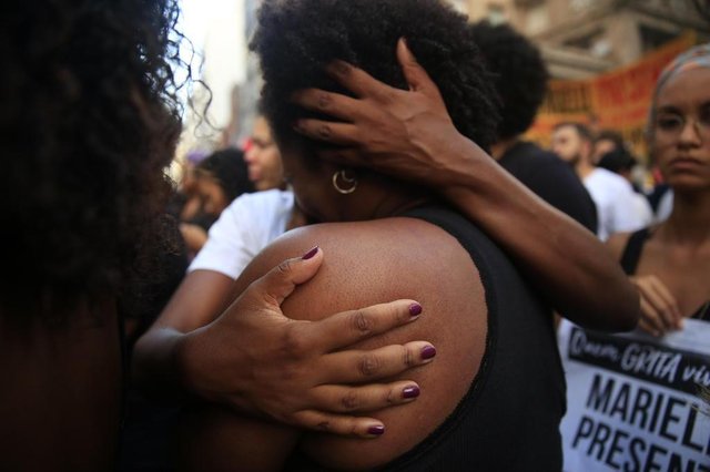 PORTO ALEGRE, RS, BRASIL, 15/03/2018- Manifestação pela Marielle, vereadora do PSOL assassinada no RJ. Ocorre na Esquina Democrática(FOTOGRAFO: ANSELMO CUNHA / AGENCIA RBS) PORTO ALEGRE, RS, BRASIL, 15/03/2018- Manifestação pela Marielle, vereadora do PSOL assassinada no RJ. Ocorre na Esquina Democrática(FOTOGRAFO: ANSELMO CUNHA / AGENCIA RBS)