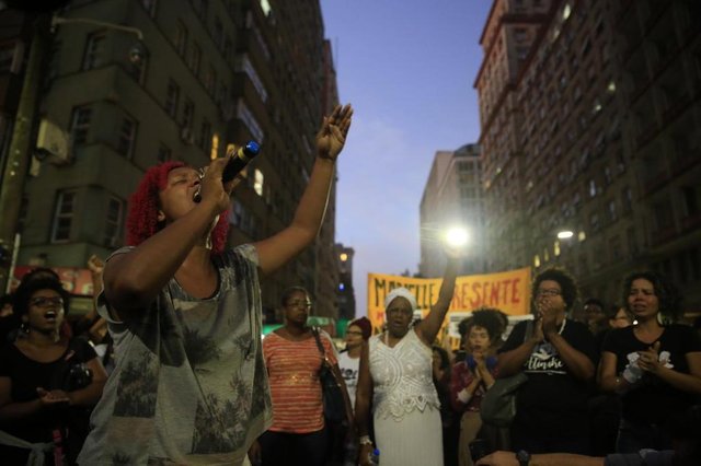 PORTO ALEGRE, RS, BRASIL, 15/03/2018- Manifestação pela Marielle, vereadora do PSOL assassinada no RJ. Ocorre na Esquina Democrática(FOTOGRAFO: ANSELMO CUNHA / AGENCIA RBS) PORTO ALEGRE, RS, BRASIL, 15/03/2018- Manifestação pela Marielle, vereadora do PSOL assassinada no RJ. Ocorre na Esquina Democrática(FOTOGRAFO: ANSELMO CUNHA / AGENCIA RBS)