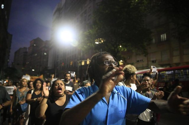 PORTO ALEGRE, RS, BRASIL, 15/03/2018- Manifestação pela Marielle, vereadora do PSOL assassinada no RJ. Ocorre na Esquina Democrática(FOTOGRAFO: ANSELMO CUNHA / AGENCIA RBS) PORTO ALEGRE, RS, BRASIL, 15/03/2018- Manifestação pela Marielle, vereadora do PSOL assassinada no RJ. Ocorre na Esquina Democrática(FOTOGRAFO: ANSELMO CUNHA / AGENCIA RBS)