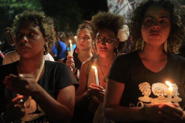 PORTO ALEGRE, RS, BRASIL, 15/03/2018- Manifestação pela Marielle, vereadora do PSOL assassinada no RJ. Ocorre na Esquina Democrática(FOTOGRAFO: ANSELMO CUNHA / AGENCIA RBS) PORTO ALEGRE, RS, BRASIL, 15/03/2018- Manifestação pela Marielle, vereadora do PSOL assassinada no RJ. Ocorre na Esquina Democrática(FOTOGRAFO: ANSELMO CUNHA / AGENCIA RBS)