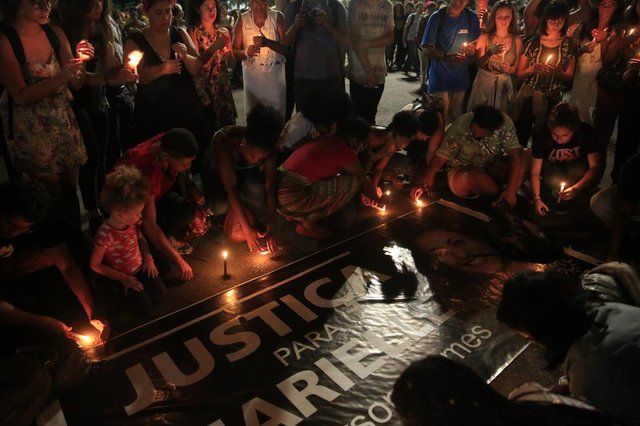 PORTO ALEGRE, RS, BRASIL, 15/03/2018- Manifestação pela Marielle, vereadora do PSOL assassinada no RJ. Ocorre na Esquina Democrática(FOTOGRAFO: ANSELMO CUNHA / AGENCIA RBS) PORTO ALEGRE, RS, BRASIL, 15/03/2018- Manifestação pela Marielle, vereadora do PSOL assassinada no RJ. Ocorre na Esquina Democrática(FOTOGRAFO: ANSELMO CUNHA / AGENCIA RBS)