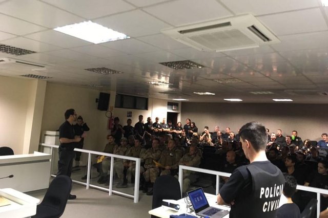 A manhã de sexta-feira amanheceu com 40 policiais federais, 30 policiais civis e 20 policiais militares realizando a operação Bravo Zulu na região Sul de Santa Catarina e Grande Florianópolis A manhã de sexta-feira amanheceu com 40 policiais federais, 30 policiais civis e 20 policiais militares realizando a operação Bravo Zulu na região Sul de Santa Catarina e Grande Florianópolis
