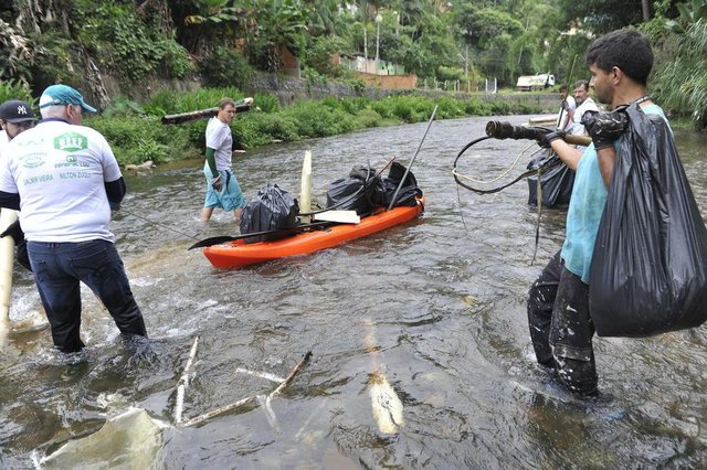 Blumenau - SC - Brasil - 17032018 - Grupo Amigos da Natureza faz retirada de lixo no ribeirão Garcia. Blumenau - SC - Brasil - 17032018 - Grupo Amigos da Natureza faz retirada de lixo no ribeirão Garcia.