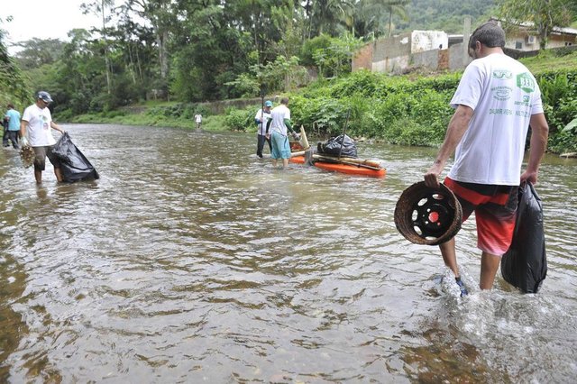 Blumenau - SC - Brasil - 17032018 - Grupo Amigos da Natureza faz retirada de lixo no ribeirão Garcia. Blumenau - SC - Brasil - 17032018 - Grupo Amigos da Natureza faz retirada de lixo no ribeirão Garcia.