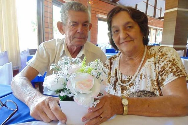 O mecânico Arno Guido Stoepcke, 73 anos, e a dona de casa Carmen Stoepcke, 75, viveram juntos nos últimos 55 anos e foram sepultados no mesmo dia, em Blumenau