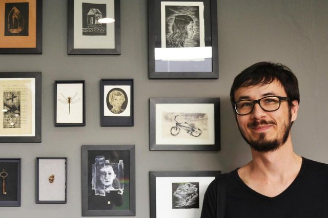 Atuando como ponto de conexão entre artistas e público desde 2013 em Joinville, a El Clandestino Galeria de Arte apresenta sua primeira exposição coletiva: Ocupação Clandestina. A galeria, que desde 2017 não possui mais espaço expositivo fixo e atua de forma virtual e itinerante, propõe mais do que uma mostra de arte, mas, sim, um convite a um circuito por diversos pontos de Joinville, estimulando o espectador a experimentar novos lugares para a arte. De 13 a 29 de março, o público é convidado a percorrer esses locais para conhecer obras de 11 artistas e refletir sobre qual é o espaço para a arte. Ela deve estar somente em museus e galerias ou pode ocupar ambientes do nosso cotidiano?Ao todo, serão mais de 30 obras de diversas linguagens, suportes e poéticas, que estarão expostas em cinco lugares da cidade. Simultaneamente, esses trabalhos estarão disponíveis para visualização e compra na galeria virtual da El Clandestino. Alguns artistas da Ocupação Clandestina já participaram de outras ações e fazem parte do acervo da galeria, como Marc Engler, Rogério Negrão, Lena Muniz, Celaine Refosco, Fabio Dudas e O Tropicalista. Outros estreiam nesta mostra, como a artista paulista Clarice Borian e o joinvilense Loe Böhr, além da dupla curitibana Leila Alberti e Giovana Casagrande. A curadoria é de Sarah Pinnow e foi pensada de forma a dialogar com os espaços e públicos de cada local ocupado. Na foto, Fabio Dudas, um dos integrantes da exposição. Atuando como ponto de conexão entre artistas e público desde 2013 em Joinville, a El Clandestino Galeria de Arte apresenta sua primeira exposição coletiva: Ocupação Clandestina. A galeria, que desde 2017 não possui mais espaço expositivo fixo e atua de forma virtual e itinerante, propõe mais do que uma mostra de arte, mas, sim, um convite a um circuito por diversos pontos de Joinville, estimulando o espectador a experimentar novos lugares para a arte. De 13 a 29 de março, o público é convidado a percorrer esses locais para conhecer obras de 11 artistas e refletir sobre qual é o espaço para a arte. Ela deve estar somente em museus e galerias ou pode ocupar ambientes do nosso cotidiano?Ao todo, serão mais de 30 obras de diversas linguagens, suportes e poéticas, que estarão expostas em cinco lugares da cidade. Simultaneamente, esses trabalhos estarão disponíveis para visualização e compra na galeria virtual da El Clandestino. Alguns artistas da Ocupação Clandestina já participaram de outras ações e fazem parte do acervo da galeria, como Marc Engler, Rogério Negrão, Lena Muniz, Celaine Refosco, Fabio Dudas e O Tropicalista. Outros estreiam nesta mostra, como a artista paulista Clarice Borian e o joinvilense Loe Böhr, além da dupla curitibana Leila Alberti e Giovana Casagrande. A curadoria é de Sarah Pinnow e foi pensada de forma a dialogar com os espaços e públicos de cada local ocupado. Na foto, Fabio Dudas, um dos integrantes da exposição.
